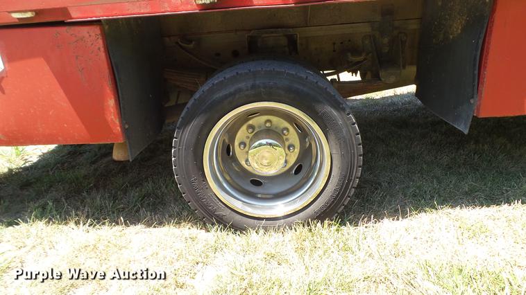 image for item DD7288 2001 Ford F550 Super Duty XLT service truck with crane