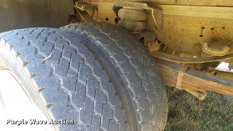 image for item DD7288 2001 Ford F550 Super Duty XLT service truck with crane