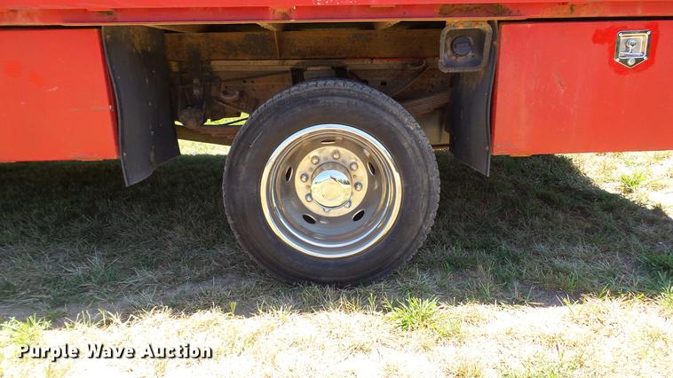 image for item DD7288 2001 Ford F550 Super Duty XLT service truck with crane