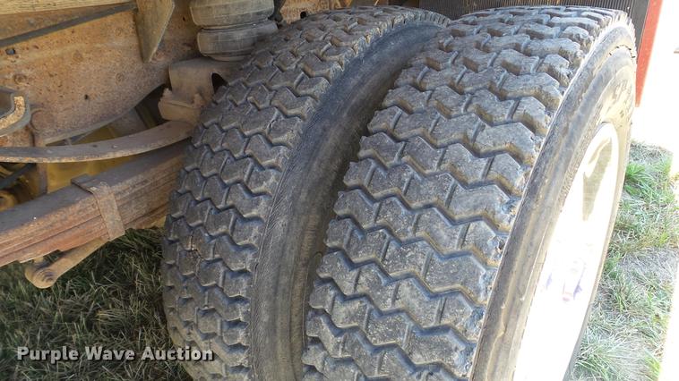 image for item DD7288 2001 Ford F550 Super Duty XLT service truck with crane