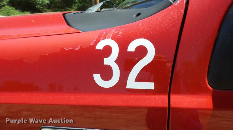 image for item DD7288 2001 Ford F550 Super Duty XLT service truck with crane