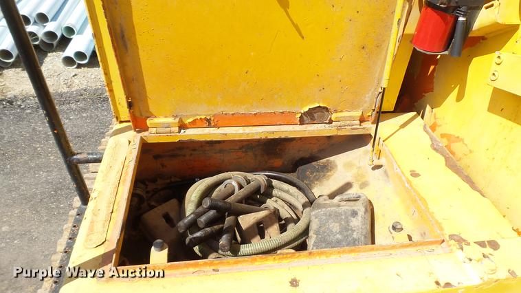 image for item DD7290 1998 New Holland EC600 excavator