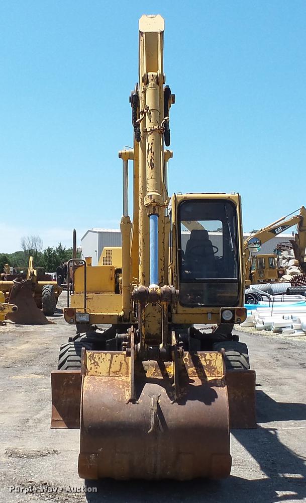 image for item DD7291 1989 John Deere 495D rubber tired excavator