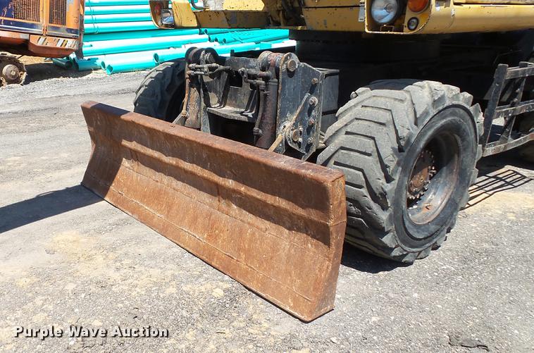 image for item DD7291 1989 John Deere 495D rubber tired excavator