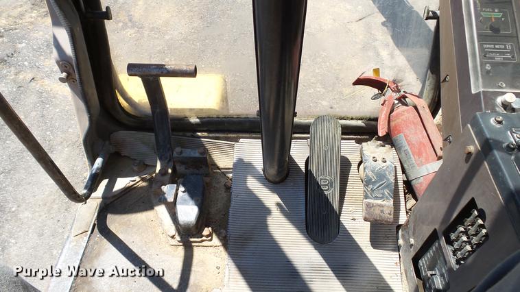 image for item DD7291 1989 John Deere 495D rubber tired excavator