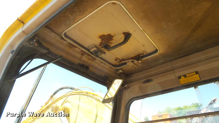 image for item DD7291 1989 John Deere 495D rubber tired excavator