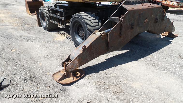 image for item DD7291 1989 John Deere 495D rubber tired excavator