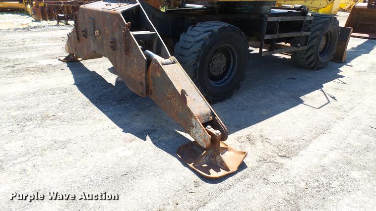 image for item DD7291 1989 John Deere 495D rubber tired excavator