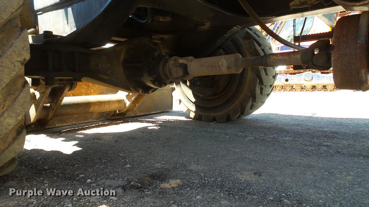 image for item DD7291 1989 John Deere 495D rubber tired excavator