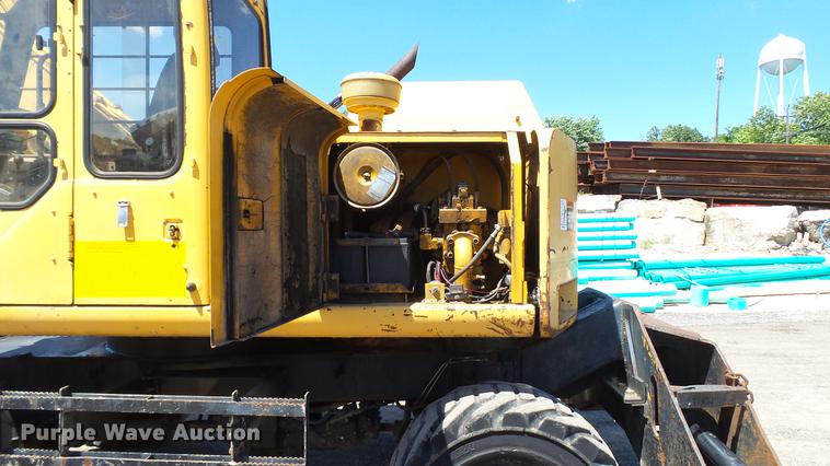 image for item DD7291 1989 John Deere 495D rubber tired excavator