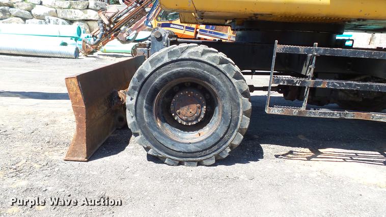 image for item DD7291 1989 John Deere 495D rubber tired excavator