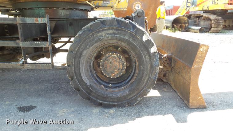 image for item DD7291 1989 John Deere 495D rubber tired excavator