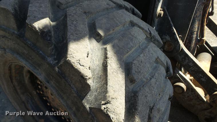 image for item DD7291 1989 John Deere 495D rubber tired excavator