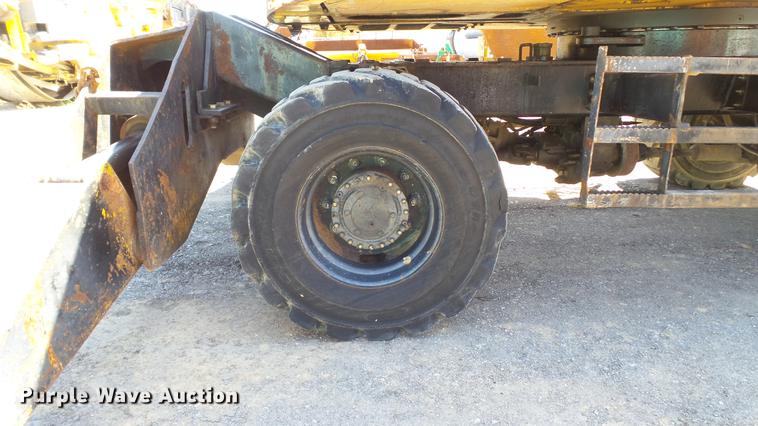 image for item DD7291 1989 John Deere 495D rubber tired excavator