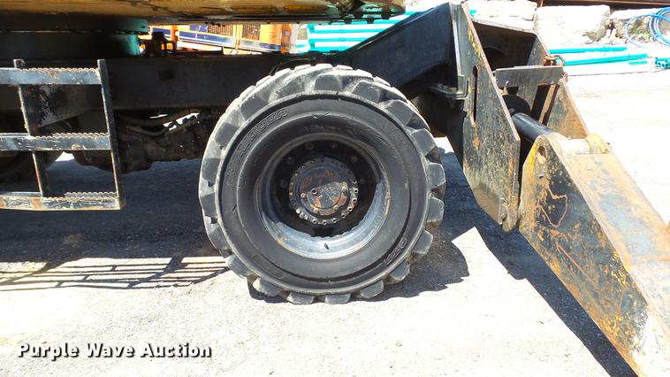 image for item DD7291 1989 John Deere 495D rubber tired excavator