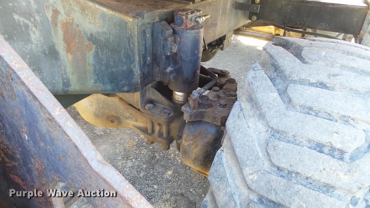 image for item DD7291 1989 John Deere 495D rubber tired excavator