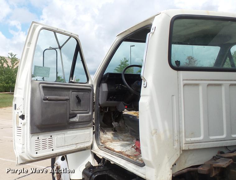 image for item DD7314 1995 Ford F700 flat dump bed truck