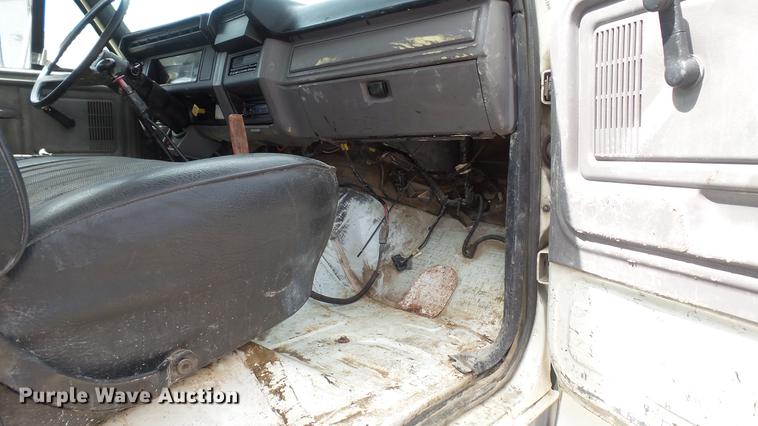 image for item DD7314 1995 Ford F700 flat dump bed truck
