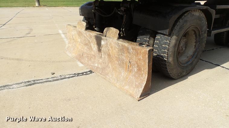 image for item DD7315 2005 Hyundai Robex 170W-7 rubber tire excavator