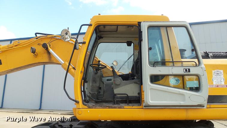 image for item DD7315 2005 Hyundai Robex 170W-7 rubber tire excavator