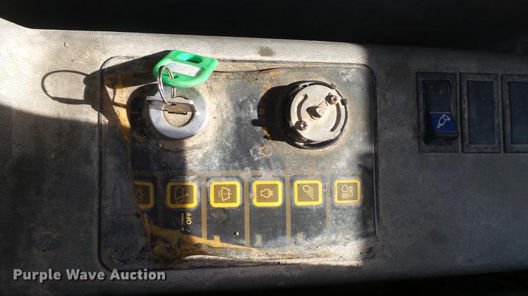 image for item DD7315 2005 Hyundai Robex 170W-7 rubber tire excavator