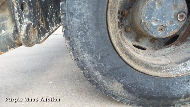 image for item DD7315 2005 Hyundai Robex 170W-7 rubber tire excavator