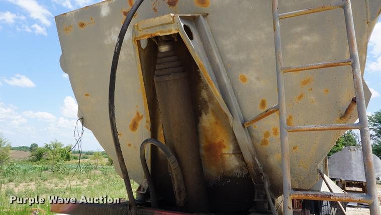 image for item DD7758 1985 Raylan end dump trailer