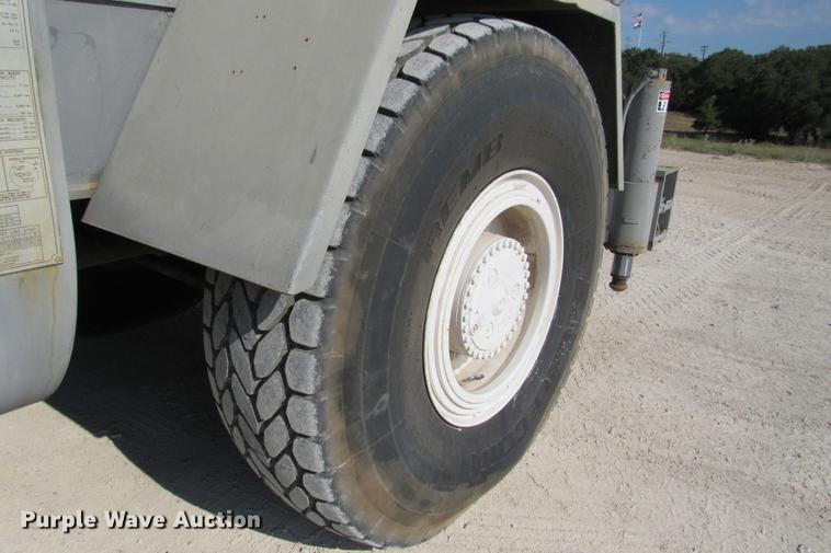 image for item DE0181 1990 Lorain LRT275D crane