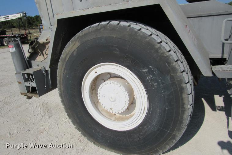 image for item DE0181 1990 Lorain LRT275D crane