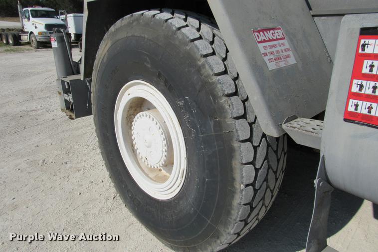 image for item DE0181 1990 Lorain LRT275D crane