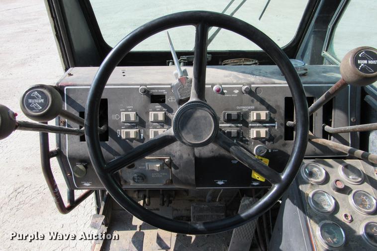 image for item DE0181 1990 Lorain LRT275D crane