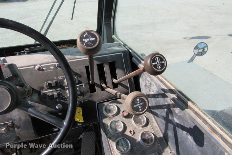 image for item DE0181 1990 Lorain LRT275D crane