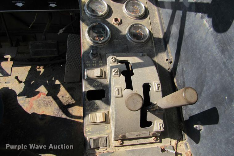 image for item DE0181 1990 Lorain LRT275D crane