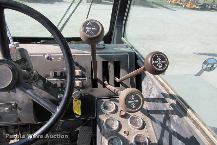 image for item DE0181 1990 Lorain LRT275D crane