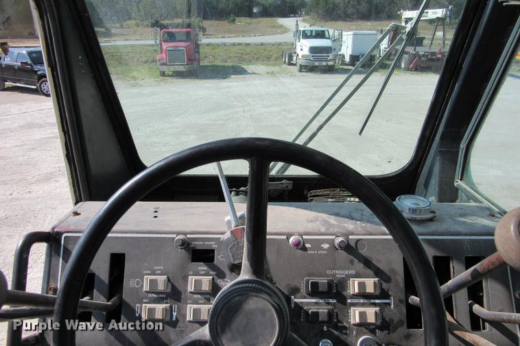 image for item DE0181 1990 Lorain LRT275D crane