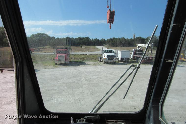 image for item DE0181 1990 Lorain LRT275D crane