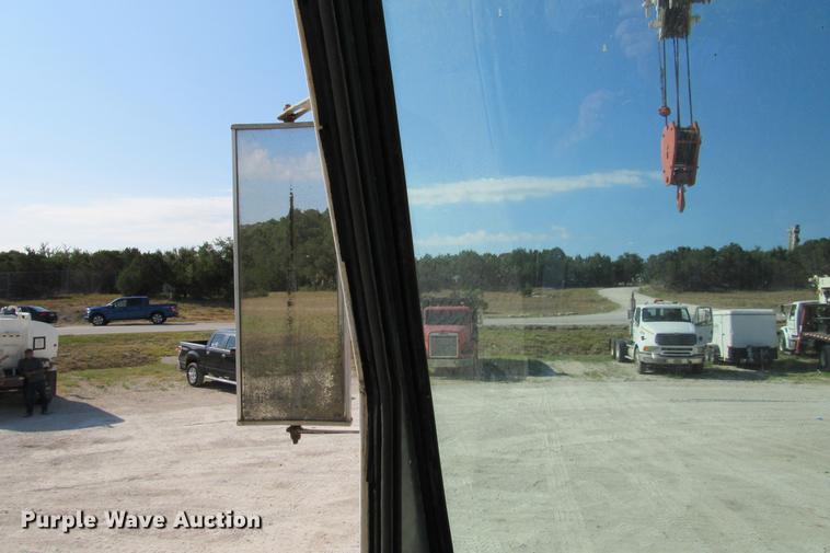 image for item DE0181 1990 Lorain LRT275D crane