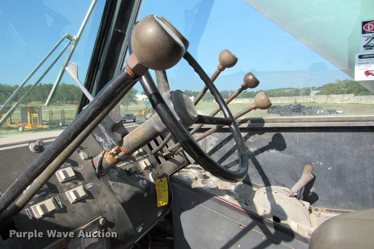 image for item DE0181 1990 Lorain LRT275D crane