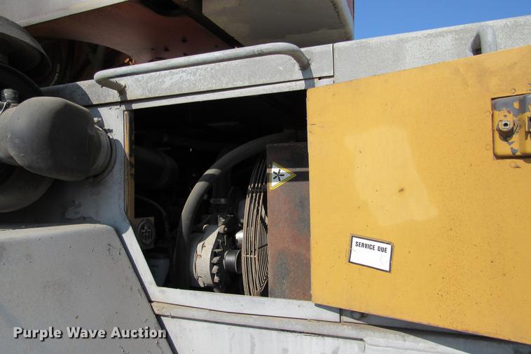 image for item DE0181 1990 Lorain LRT275D crane