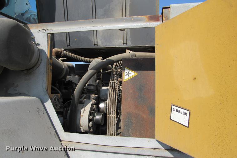 image for item DE0181 1990 Lorain LRT275D crane