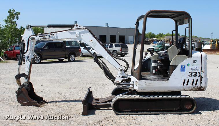 image for item DE3833 2001 Bobcat 331 mini excavator