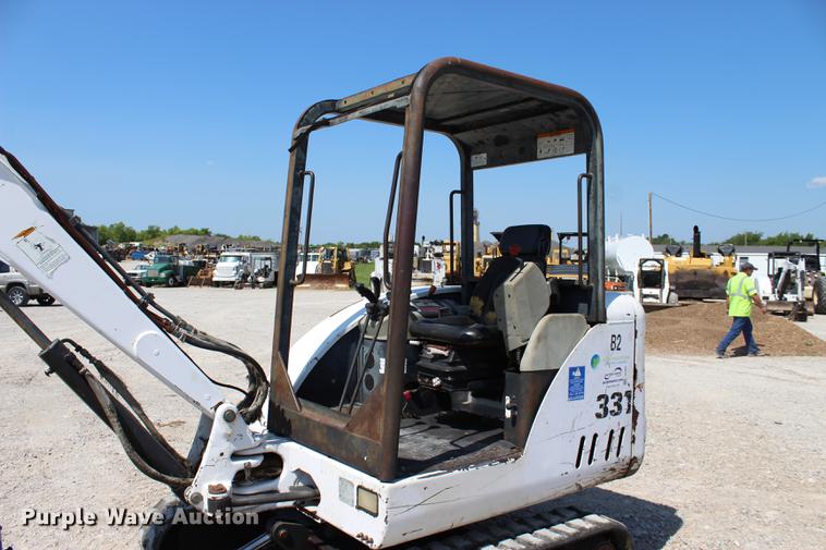 image for item DE3833 2001 Bobcat 331 mini excavator