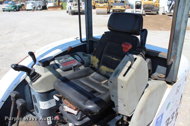 image for item DE3833 2001 Bobcat 331 mini excavator