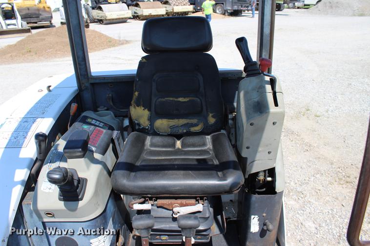 image for item DE3833 2001 Bobcat 331 mini excavator