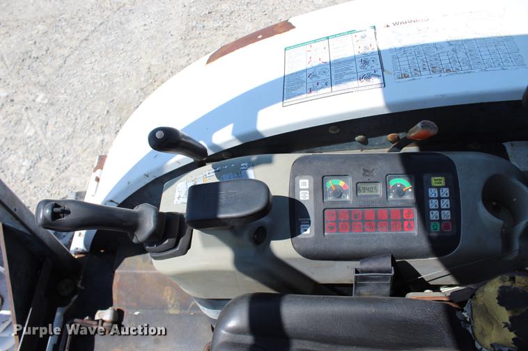 image for item DE3833 2001 Bobcat 331 mini excavator
