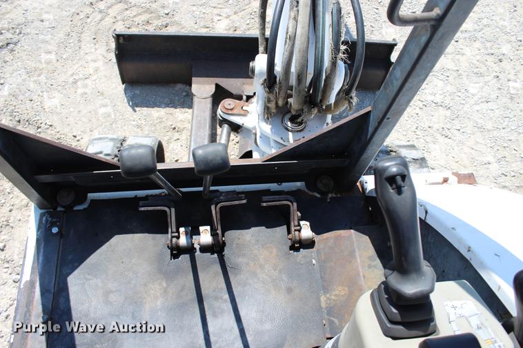 image for item DE3833 2001 Bobcat 331 mini excavator