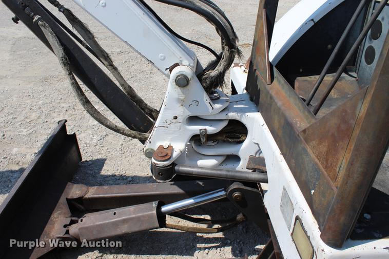 image for item DE3833 2001 Bobcat 331 mini excavator
