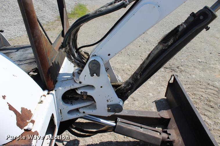 image for item DE3833 2001 Bobcat 331 mini excavator