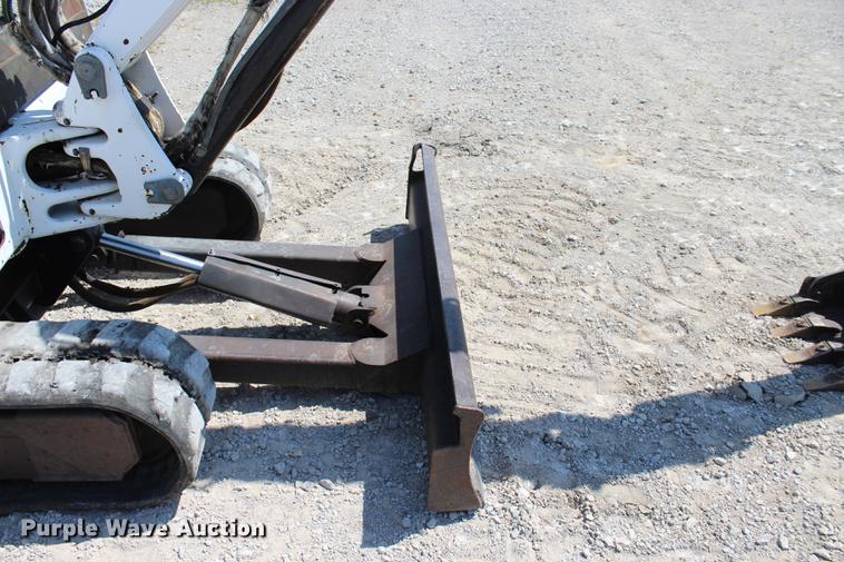 image for item DE3833 2001 Bobcat 331 mini excavator