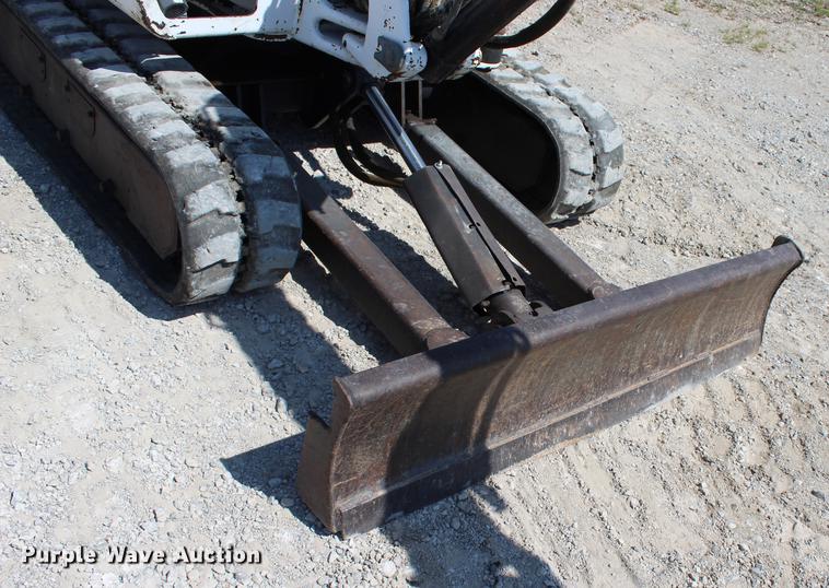 image for item DE3833 2001 Bobcat 331 mini excavator